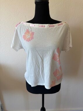 EUC HOLLISTER Women’s White Tee with Pink Floral Accents SIZE SMALL